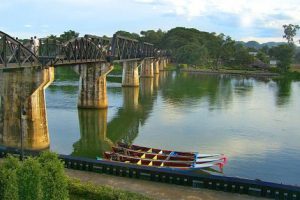 Besuchen Brücke über den Fluss Kwai